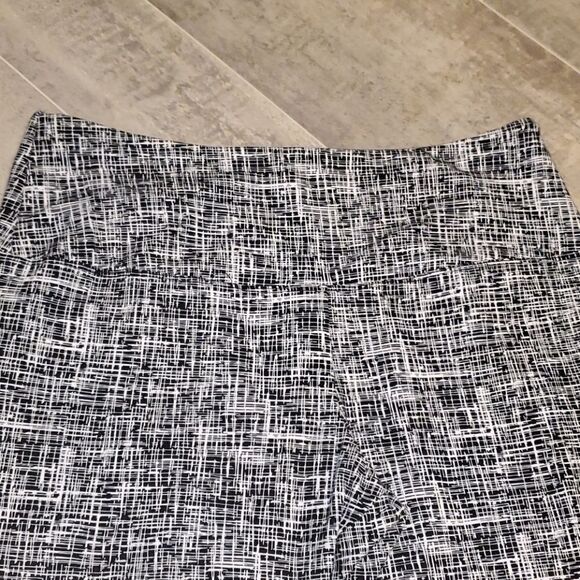 EUC Casablanca B&W Capri Leggings - Picture 5 of 6